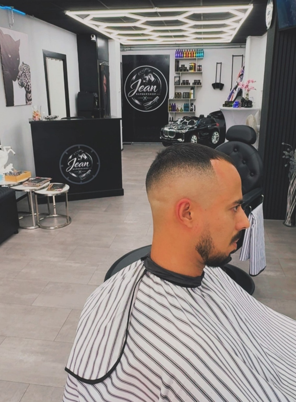 Net geknipte klant met een strakke fade, in de stoel bij Barbershop Jean